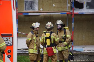 Esslingen -Mettingen : Brand in einer Firma sorgt fuer groesseren Feuerwehreinsatz